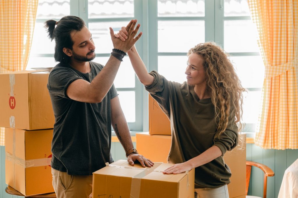 deux personnes debout devant un carton